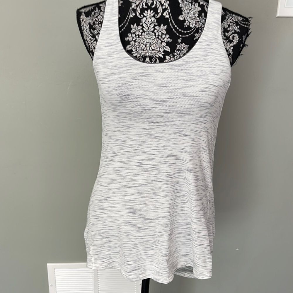 Lululemon size 4 top